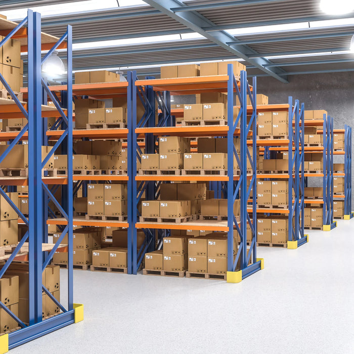 Magazzino ben organizzato con scaffali blu e arancioni, contenenti scatole di cartone marroni, illuminato da luci moderne