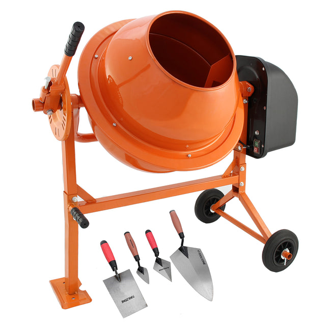 Betoniera elettrica T-Mech arancione da 70 litri con set di cazzuole in acciaio inox e manici rossi, su supporto robusto