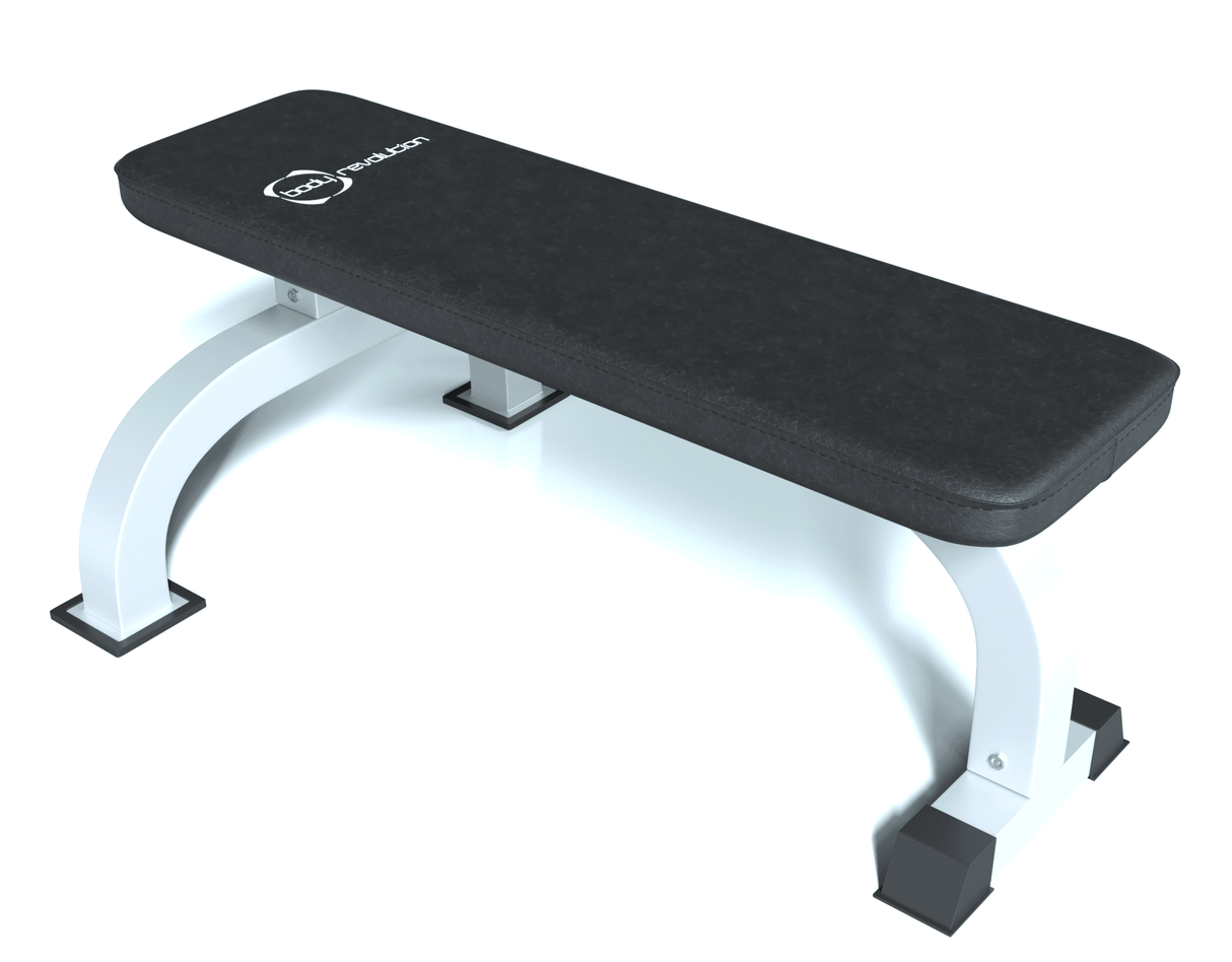 Panca piana per allenamento con superficie nera in tessuto e struttura in metallo bianco, ideale per esercizi di forza e fitness